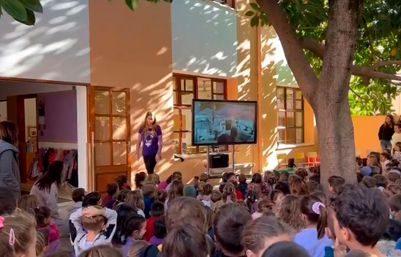 Presentación del proyecto de Aina en una escuela