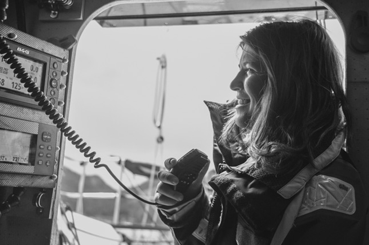 Retrato de Aina Bauzà hablando por rádio