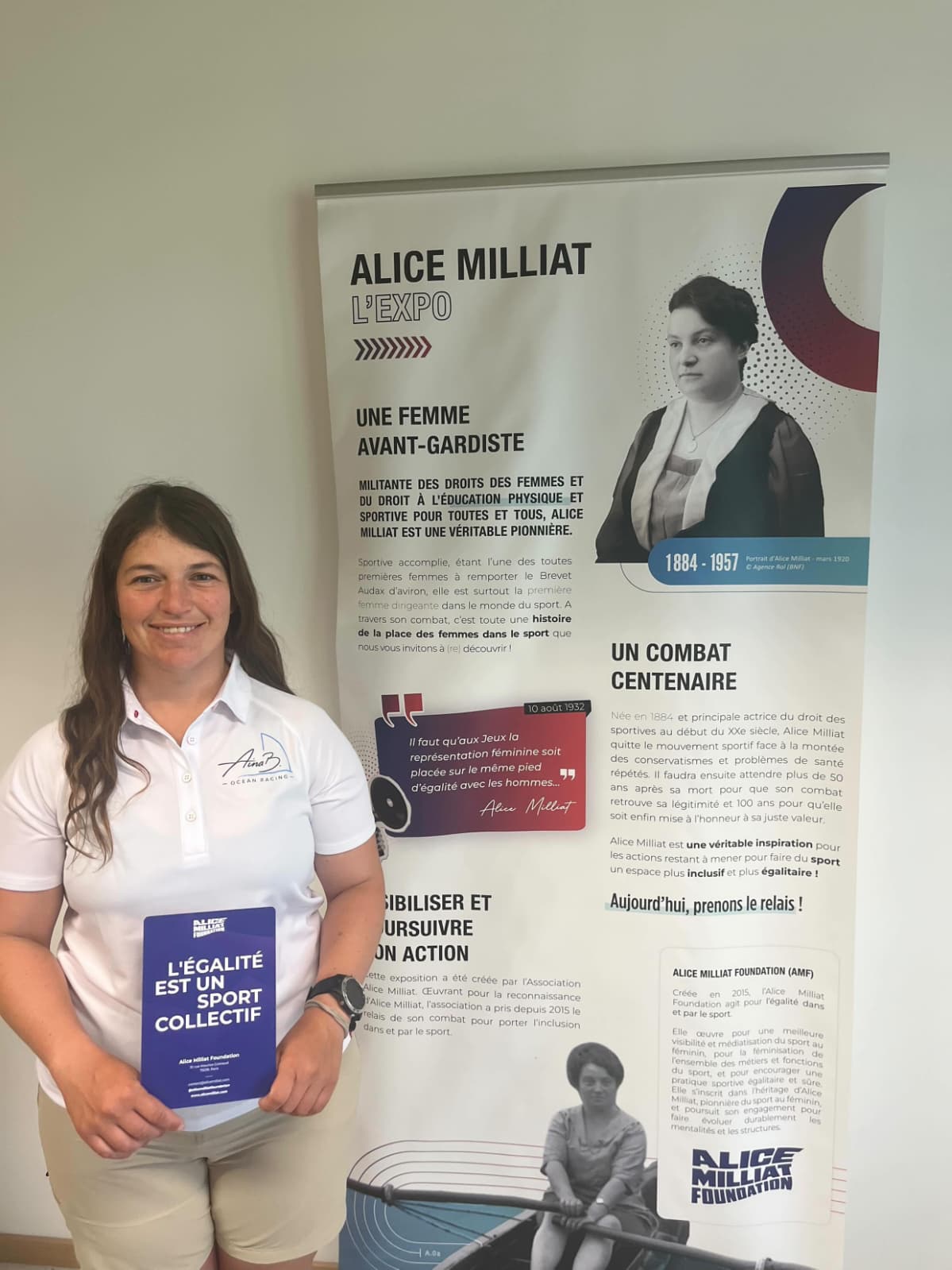 Aina Bauza junto a la exposición dedicada a Alice Milliat